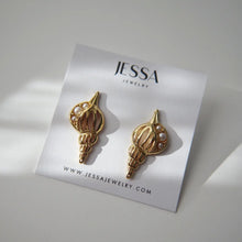 Load image into Gallery viewer, Pearl Conch Shell Earrings