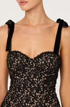 Load image into Gallery viewer, Donne Floral Lace Bustier Top