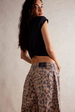 Load image into Gallery viewer, Good Luck Barrel Jeans in Brown Sugar